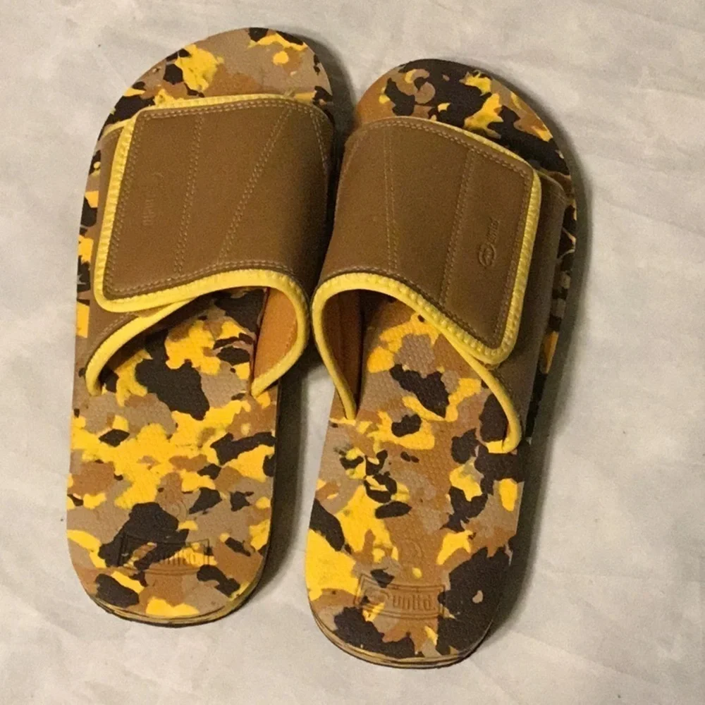 Ecko unlimited Men’s Slip‎ on sandals size 12